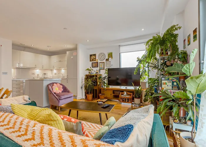 Lovely 1Br Flat, 10Min Langdon Park Dlr Station
